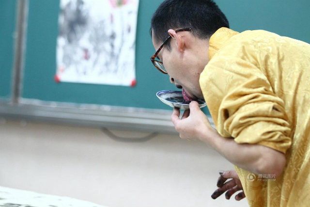 Độc đáo nghệ sĩ vẽ tranh bằng…lưỡi