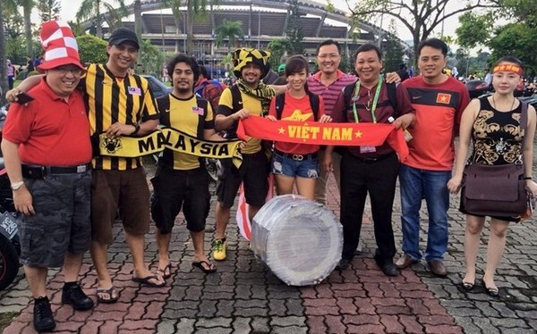 CĐV Malaysia được bảo vệ nghiêm ngặt tại Hà Nội