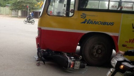 Cố vượt đèn đỏ, xe buýt lao nhanh tông gãy chân người đi đường