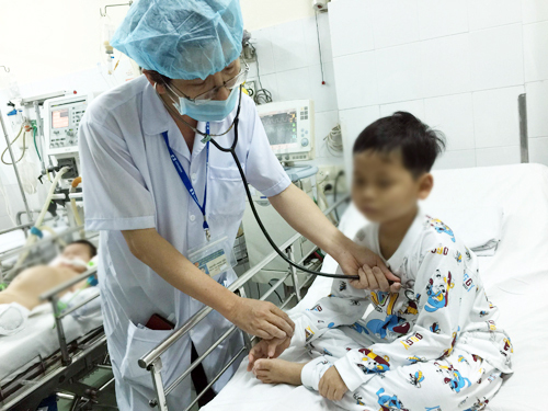 Bé trai nghi bị mẹ tiêm thuốc độc đã xuất viện