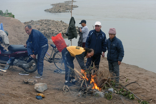 Người Hà Nội tắm tiên ở sông Hồng trong ngày giá rét