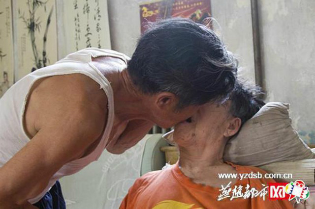 Xúc động chồng bón cơm chăm vợ bại liệt bằng miệng suốt 11 năm