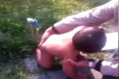 Bức xúc bố tắm cho con trai 1 tuổi bằng nước lạnh ngoài trời