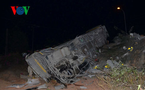 Lật xe khách giường nằm trong đêm, 15 người bị thương