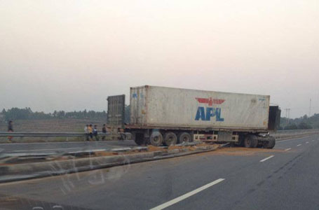 Container mất lái đâm nát dải phân cách cao tốc Nội Bài - Lào Cai