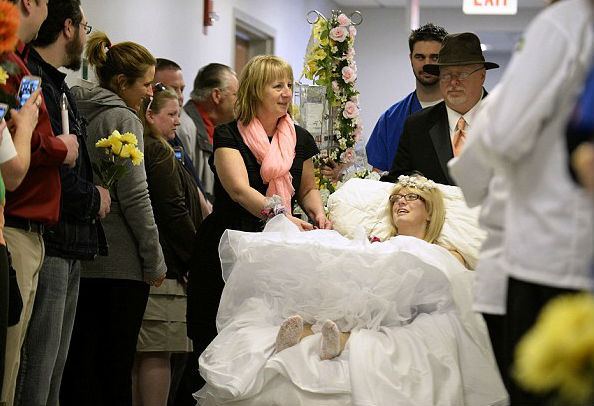 Xúc động những đám cưới của cô dâu, chú rể trên giường bệnh 