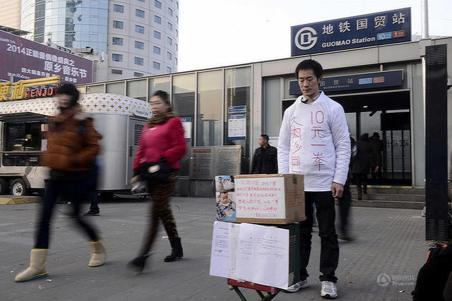 Cảm động cha tình nguyện “chịu đánh” kiếm tiền chữa bệnh cho con