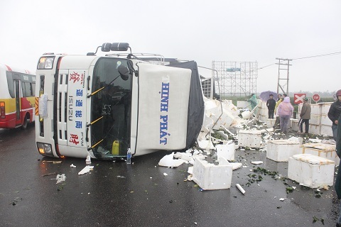 Xe chở hàng chục tấn cam mất lái, lật ngang đường