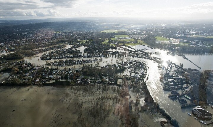 Lũ lụt tàn phá tây nam nước Anh