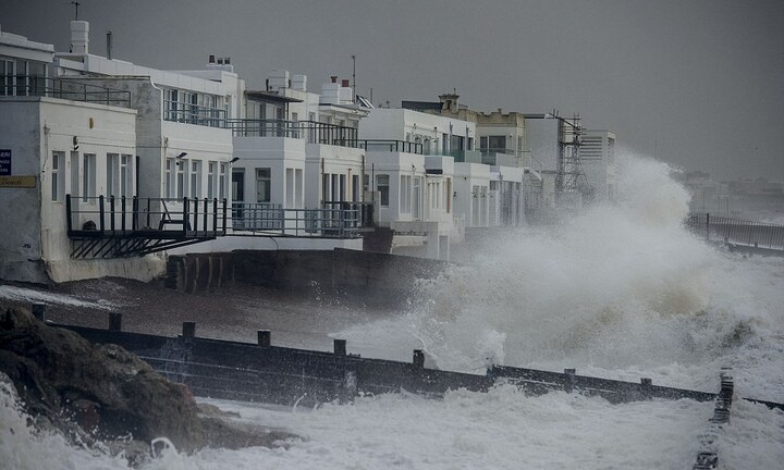 Nước Anh chao đảo vì sóng biển khổng lồ