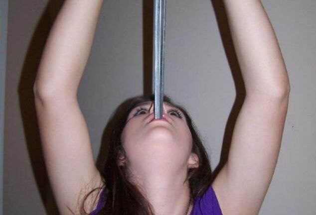 Màn nuốt kiếm kinh dị của nữ sinh 15 tuổi