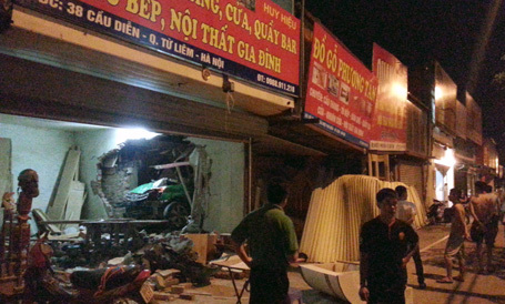 Đôi vợ chồng đang ngủ bị mắc kẹt dưới gầm taxi “điên”