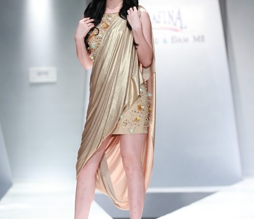 Vũ Hoàng Điệp đội nón lá hình trống đồng trở lại sàn catwalk