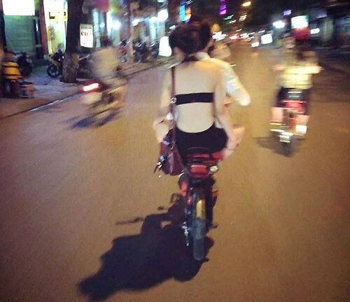 Báo nước ngoài lên tiếng về thiếu nữ Việt ăn mặc hở hang