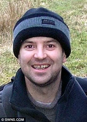 Sâu bướm “sống” trong tai người suốt ba ngày