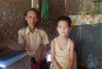 Cảm thương cậu bé mồ côi phải làm “trụ cột gia đình” từ 6 tuổi