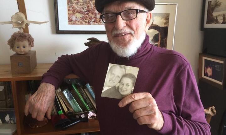 Cảm động cụ ông làm thơ tình tặng vợ quá cố suốt gần nửa thế kỷ