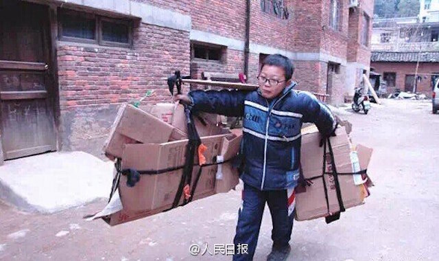 Cảm động bé trai 10 tuổi bán phế liệu để cứu bố ung thư