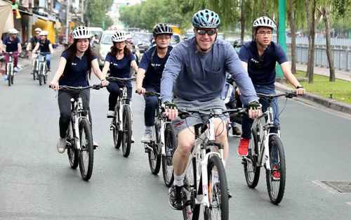 Tân Đại sứ Mỹ tại Việt Nam chạy xe đạp tại TP.HCM