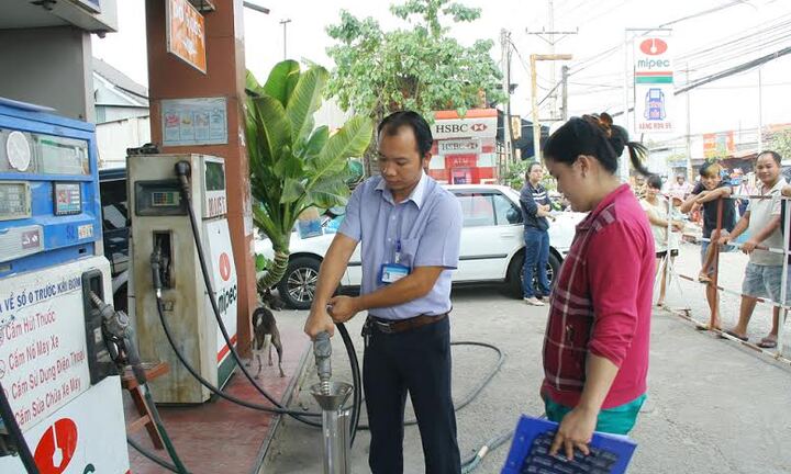 Bình Dương: Kiểm tra cây xăng “móc túi” khách hàng