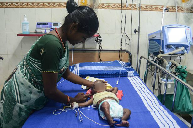 Mẹ hoảng hốt thấy con trai 9 ngày tuổi “tự bốc cháy”