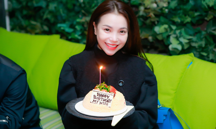 Trà Ngọc Hằng đón sinh nhật giản dị  với bánh kem 