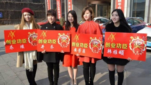 Sếp nữ 21 tuổi thưởng Tết nhân viên bằng siêu xe BMW