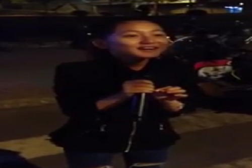 Bé gái xinh xắn hát rong ca khúc Áo mới Cà Mau gây sốt