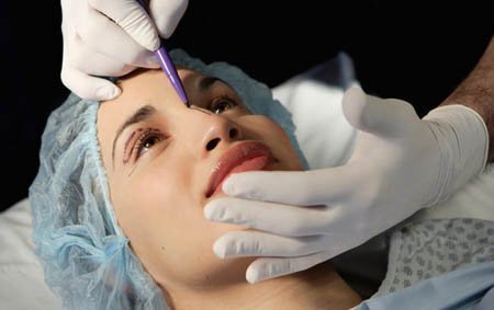 Người phụ nữ bị chết não khi đang phẫu thuật thẩm mỹ