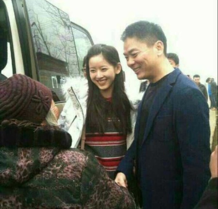 Ra mắt bạn gái, đại gia chi 22 tỷ mừng thọ các cụ già