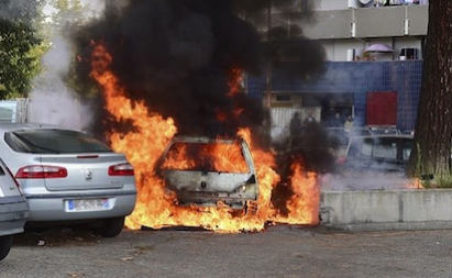 Kỳ lạ nghi thức đốt xe ôtô xua xui xẻo, mừng năm mới