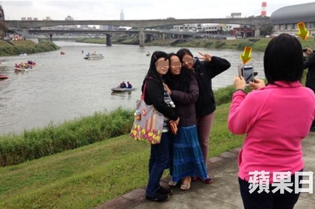 Chụp ảnh “tự sướng” gần hiện trường máy bay rơi gây phẫn nộ