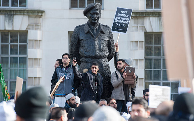 Anh: 1.000 tín đồ Hồi giáo biểu tình phản đối Charlie Hebdo