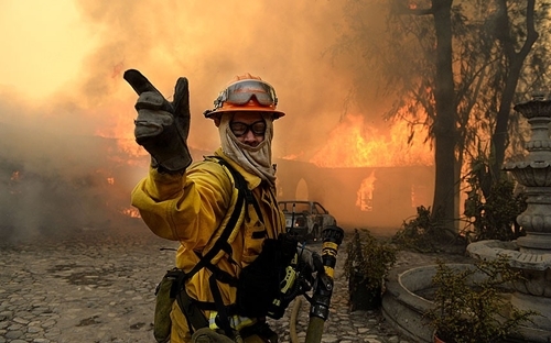 Cận cảnh cháy rừng dữ dội ở California