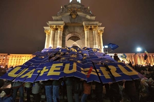 Ukraine: Mỹ thì xa, còn Nga ở gần