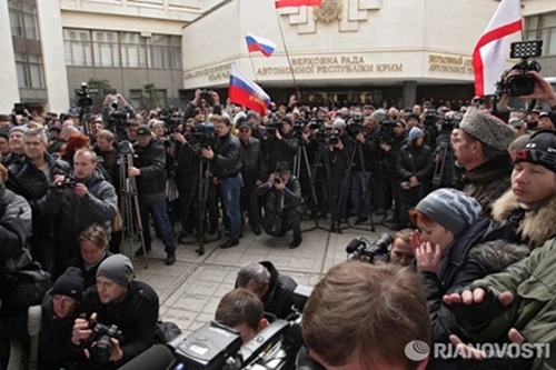 Dân quân thân Nga tái chiếm trụ sở chính quyền Crimea