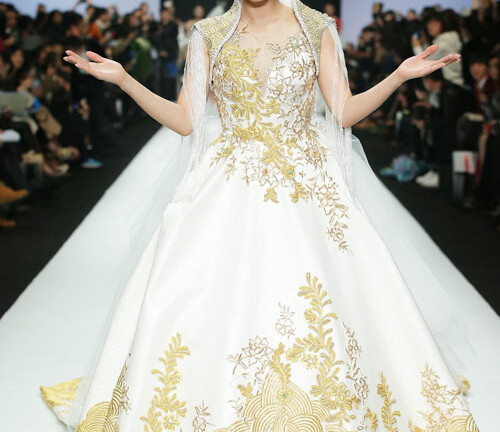 Người đẹp gốc Việt mặc áo cưới rạng rỡ trên sàn catwalk