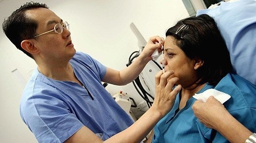 Tiết lộ giá bơm mũi, gọt cằm không quá đắt đỏ của nghệ sĩ Việt