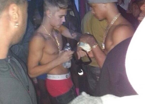 Justin Bieber cho vũ nữ 7000 đô, mua nhà gần triệu đô tặng gia đình