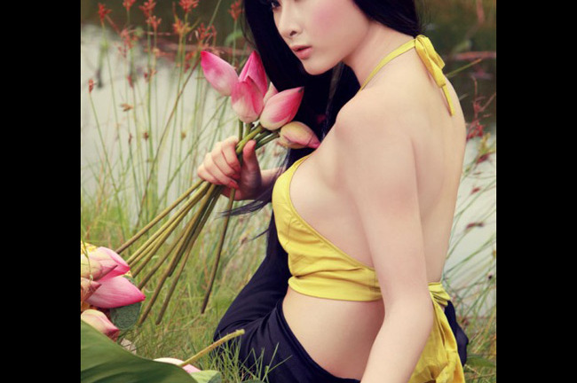   Sao Việt diện yếm đào hững hờ khoe vòng 1