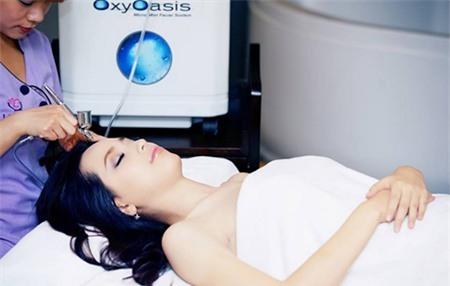 Mai Phương Thúy bức xúc vì Facebook giả mạo buông lời vô tâm về bão