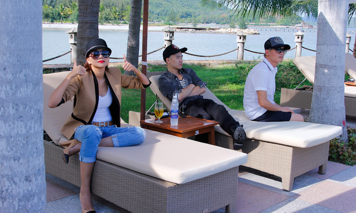 Đỗ Mạnh Cường và Thanh Hằng ôm nhau tình tứ trong khu nghỉ dưỡng