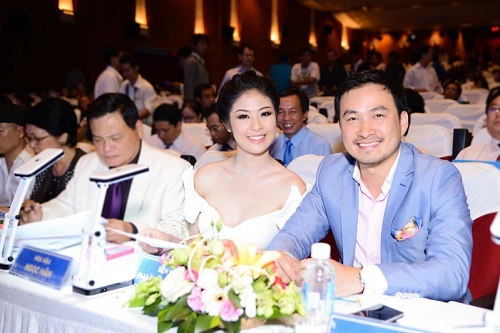 Ngọc Hân diện đầm xẻ cao hút mắt làm giám khảo
