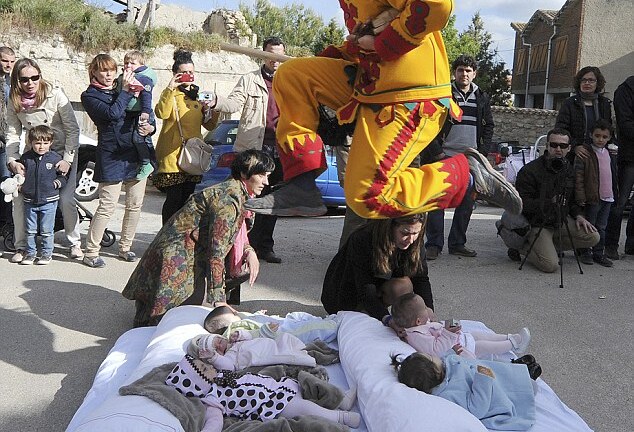 Kỳ lạ nghi thức “tẩy rửa linh hồn” trẻ sơ sinh tại Tây Ban Nha