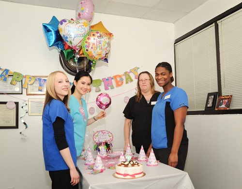 Hoa hậu Tristine Trâm Bùi vui vẻ tổ chức sinh nhật ở bệnh viện