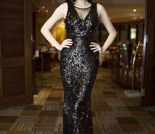 Á hậu Tú Anh lấp ló ngực đầy trong chiếc đầm sequins hút mắt