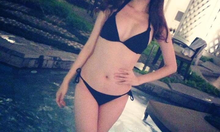 Diện bikini 2 mảnh khoe da thịt, Trúc Diễm lộ eo to