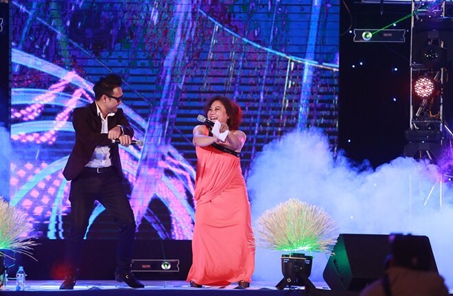 Sao Việt 24h: Siu Black được tặng tiền, Trà Ngọc Hằng lộ nhẫn đính hôn