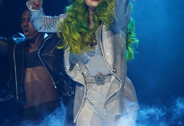 Lady Gaga nhuộm tóc xanh lè như cây thông Noel