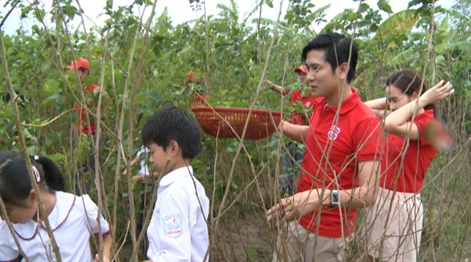 Sao Việt 24h: Vợ chồng Hồ Hoài Anh về quê trồng dâu nuôi tằm